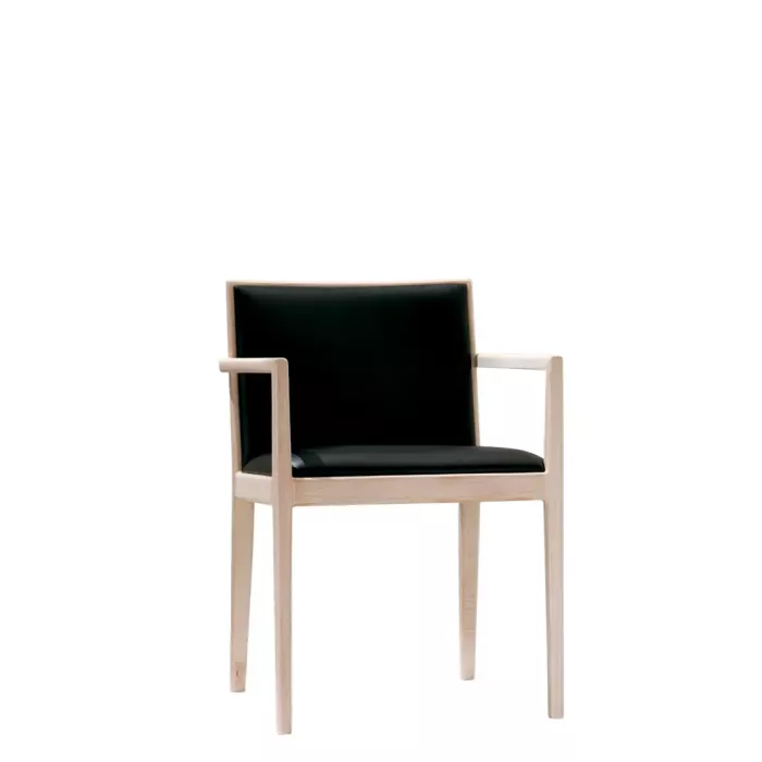 Moderne Carlotta Designstühle der Stuhlserie von Andreu World in elegantem Design.