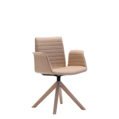 Flex5 Stuhl von Andreu World mit elegantem Gestell und ergonomischer Sitzschale in modernem Design.