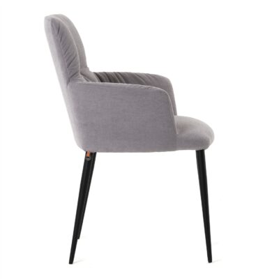 Person in tiefer Meditation umgeben von leuchtender, farbenfroher Aura und spiritueller Energie.