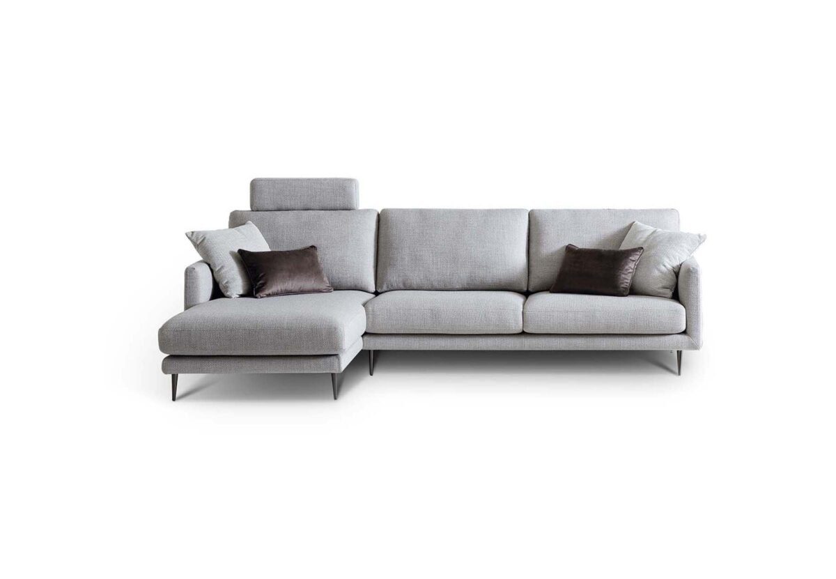 Sofa-Organizer mit mehreren Taschen für Fernbedienung, Zeitschriften und Getränke.