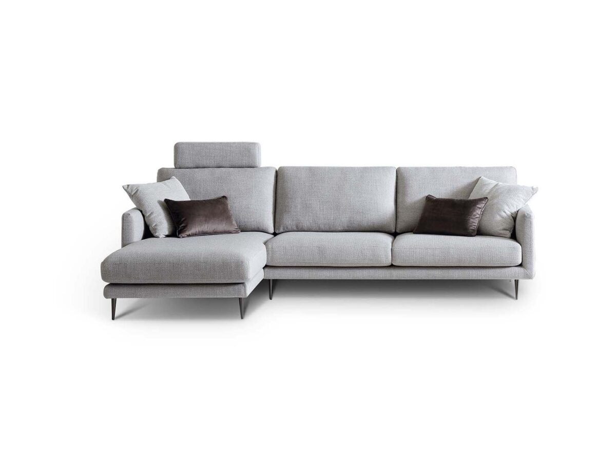 Sofa-Organizer mit mehreren Taschen für Fernbedienung, Zeitschriften und Getränke.